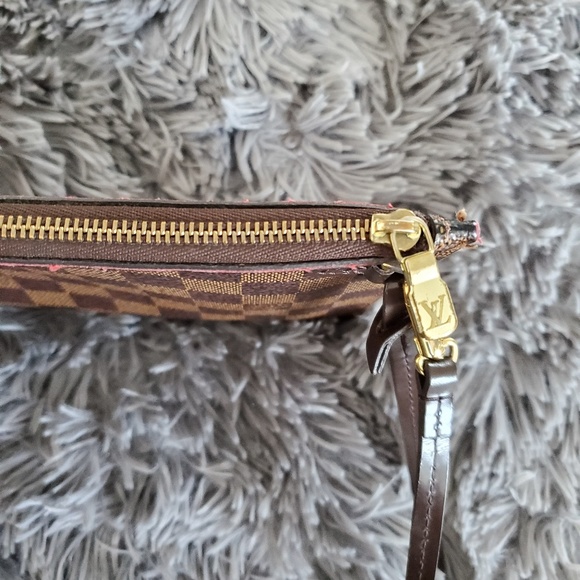 Louis Vuitton - Picture 2 of 4